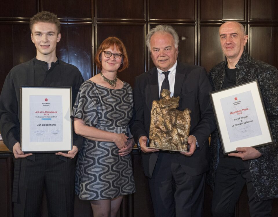 Die Preisträger Jan Liebermann und Hervé Niquet mit ihren Laudator*innen Wibke Gerking und Thomas Albert, Credit: Nikolai Wolff/fotoetage