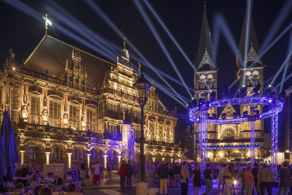 Marktplatz bei der Eröffnung stimmungsvoll beleuchtet